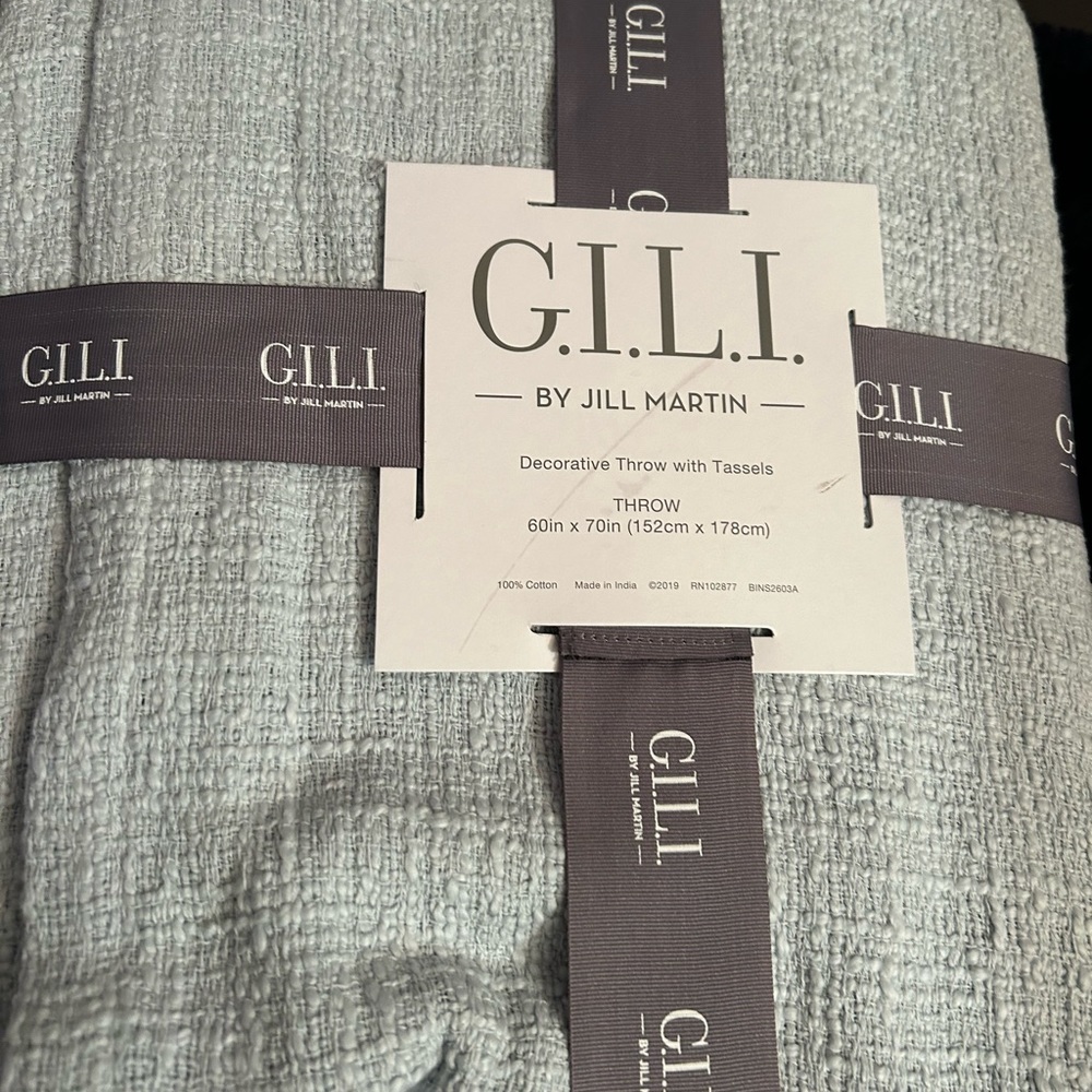 G.i.l.i decorative throw with tassels